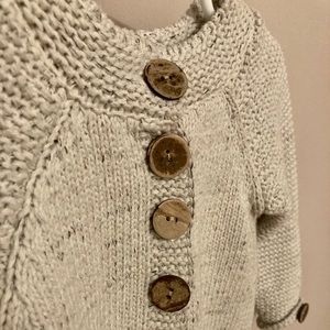 Kitted sweater with buttons